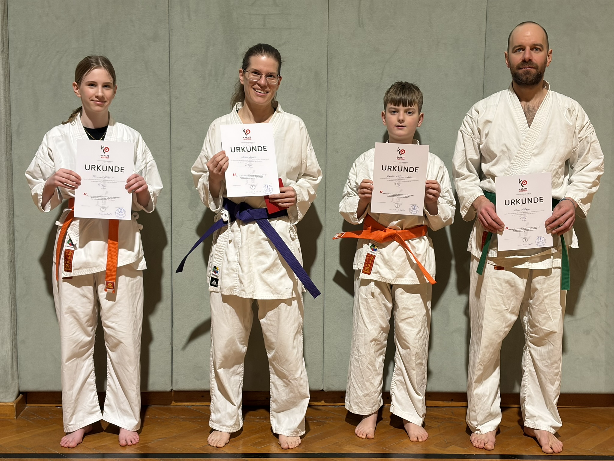 Gruppenbild aller vier Prüflinge mit Urkunde